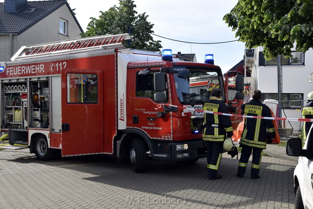 Feuer 2 Dachstuhl Koeln Dellbrueck Von der Leyen Str P084.JPG - Miklos Laubert